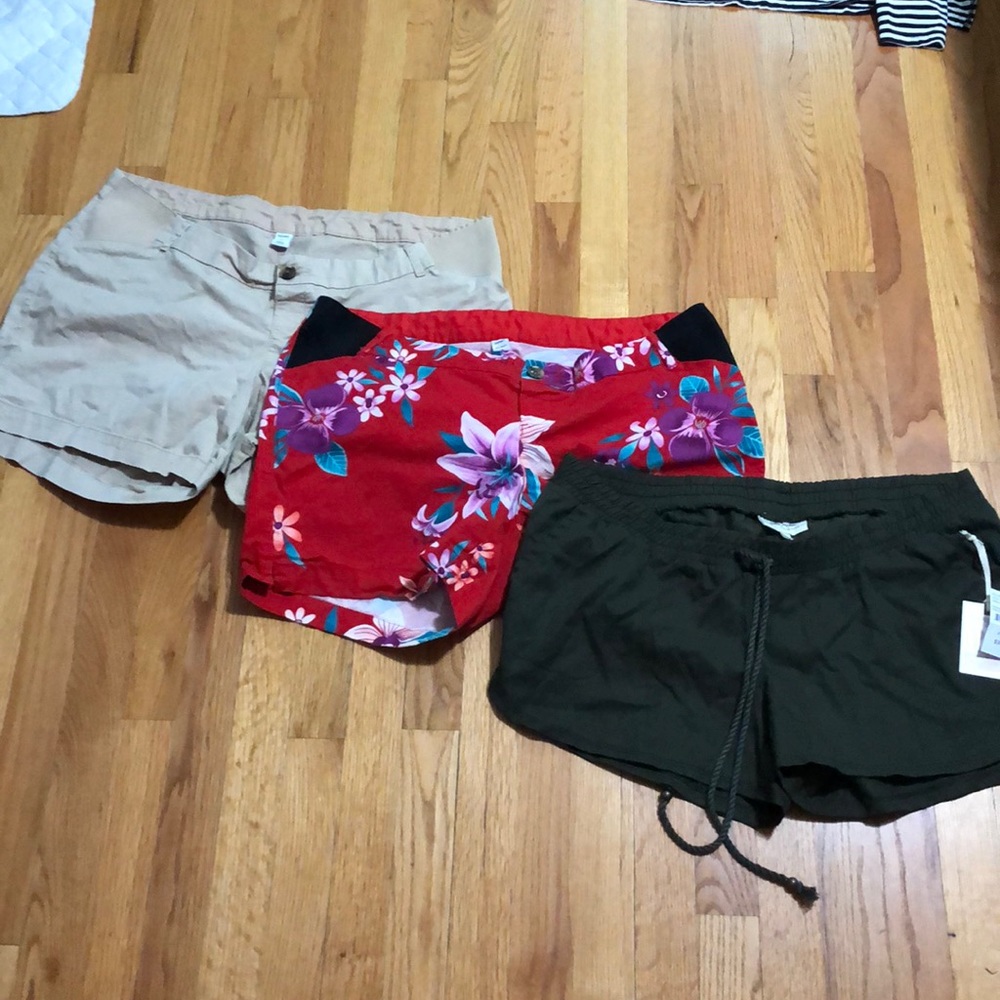 Lot of 3 maternity shorts